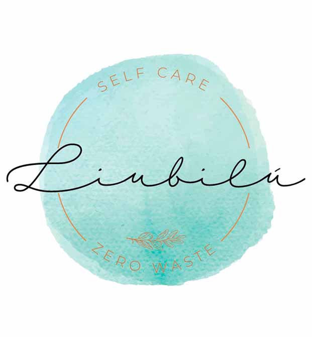 mujer quitandose una mascarilla facial
